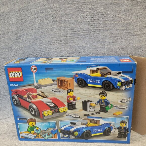 LEGO City 60242 Police Highway Arrest - Picture 13 of 13